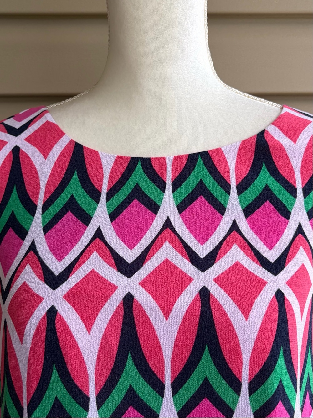 •Crown & Ivy• Pink Geometric Bell Sleeve Shift Dress - Size 8 - Picture 3 of 10